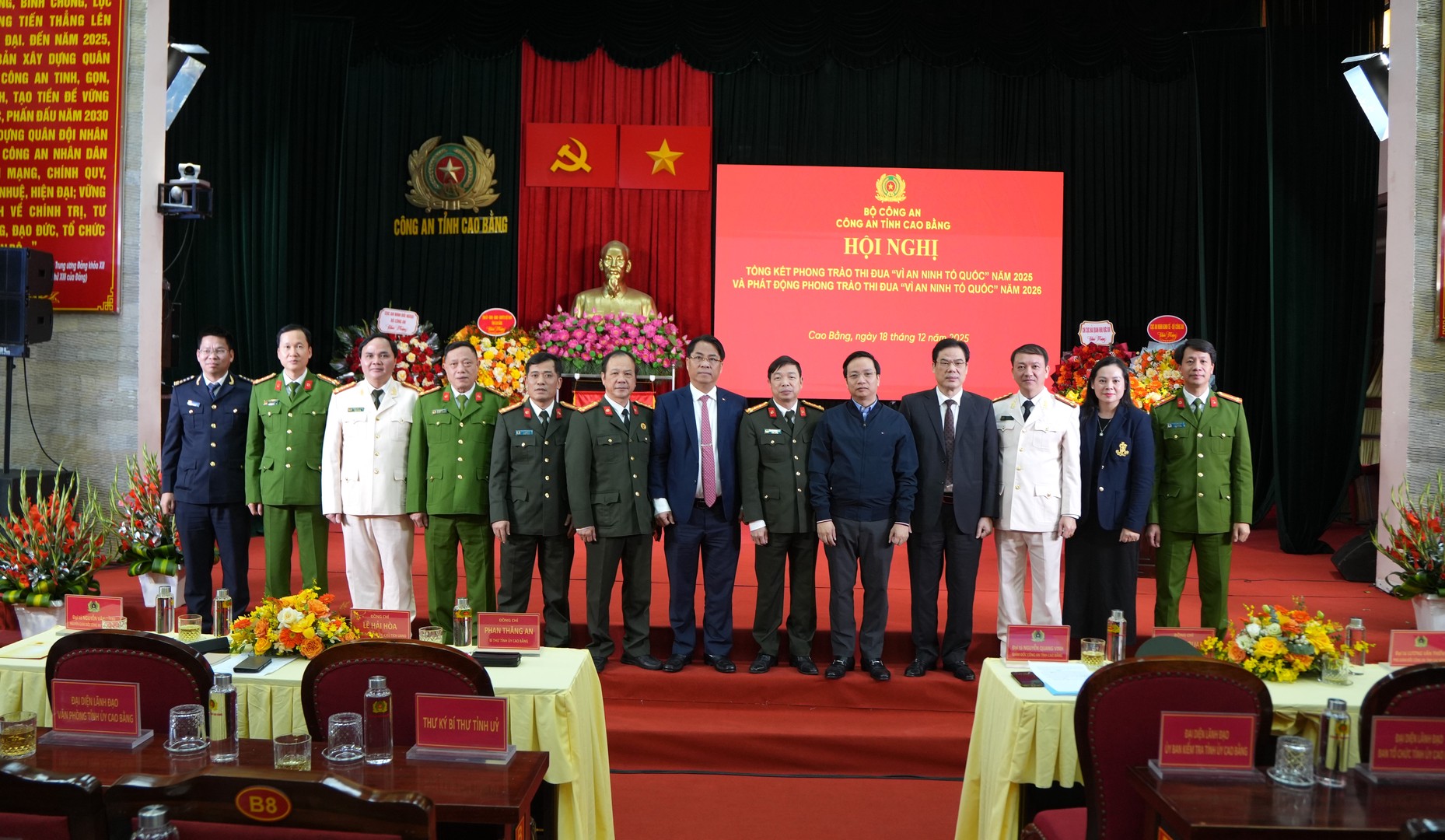 12. Đại biểu dự Hội nghị chụp ảnh lưu niệm.JPG