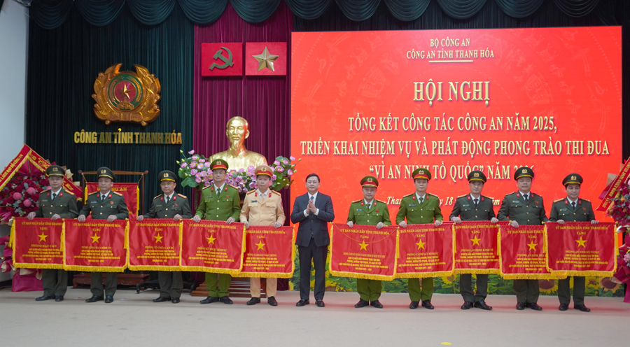 9. trao co thi dua.JPG