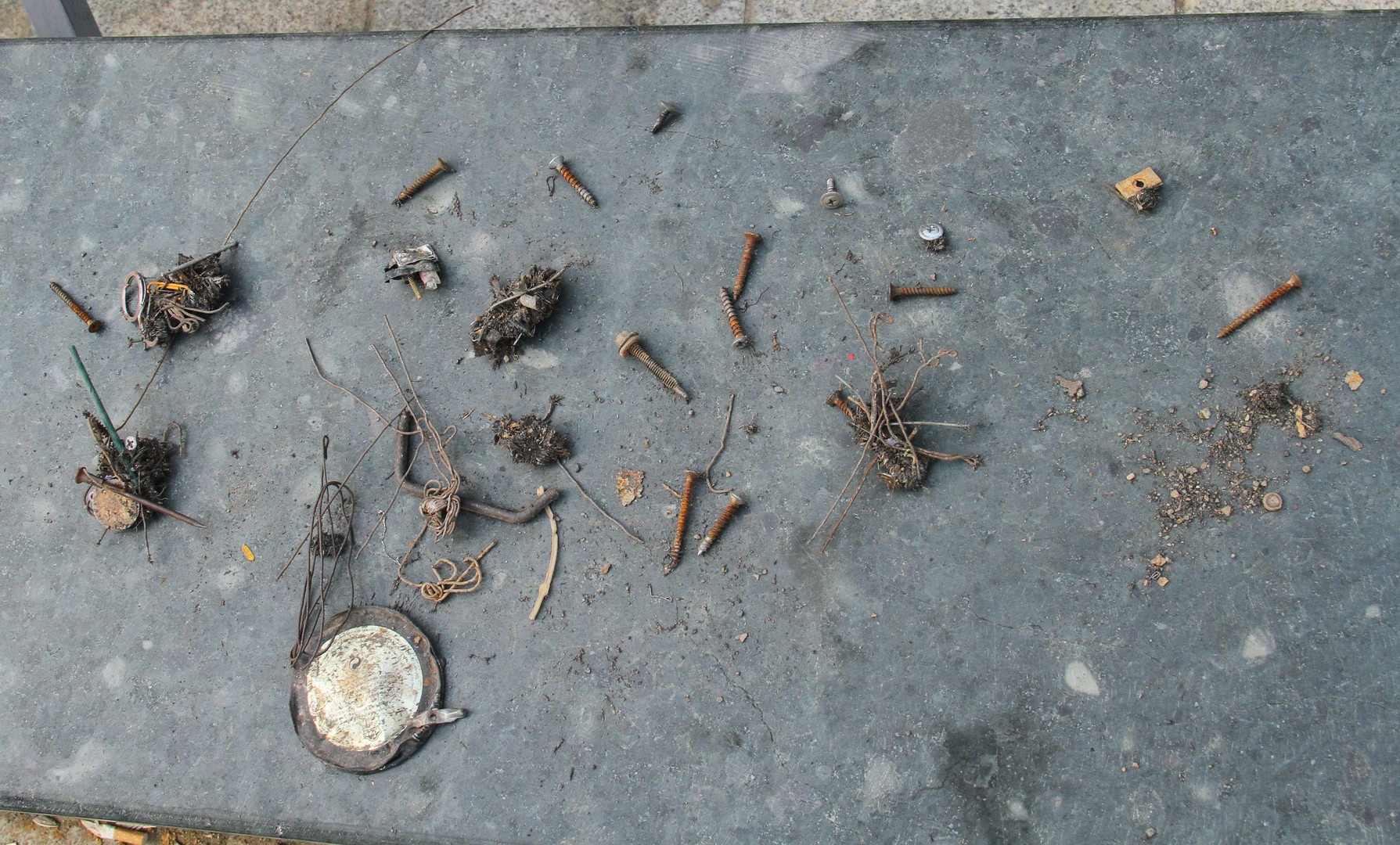 Nhiều đình và dị vật kim loại được thu gom lại.JPG