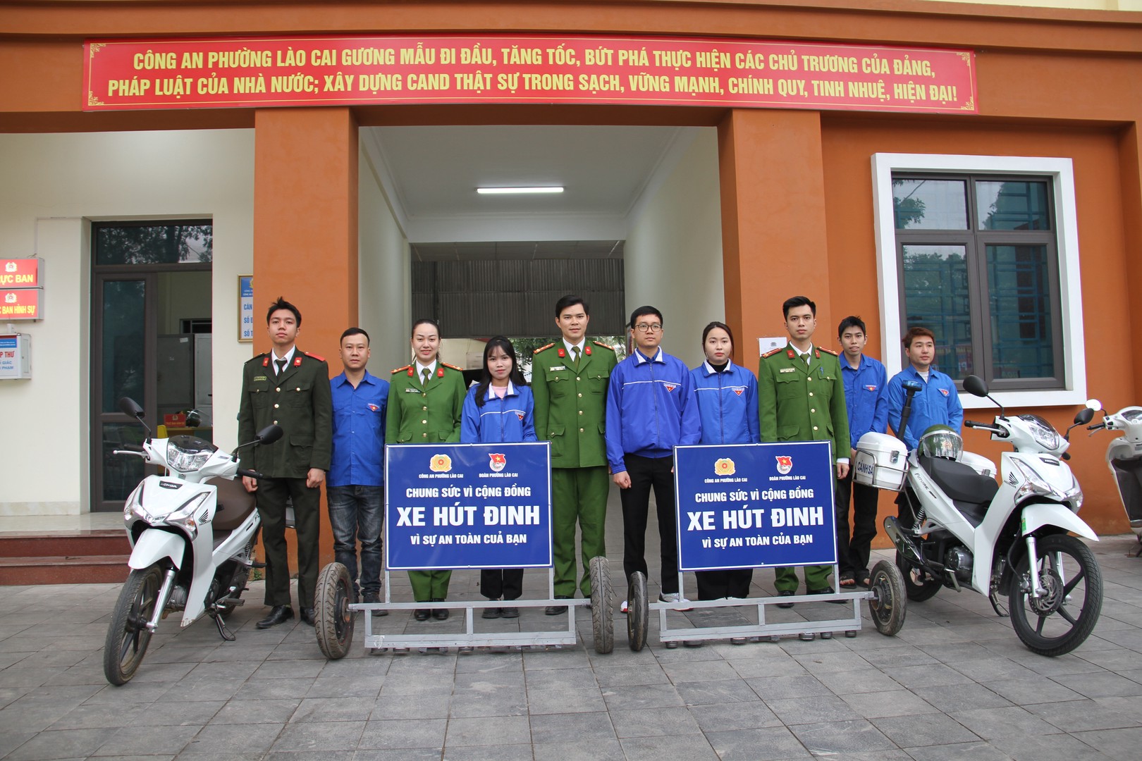 Lực lượng đoàn thanh niên Công an phường và Đoàn phường Lào Cai ra quân làm sạch lòng đường.JPG