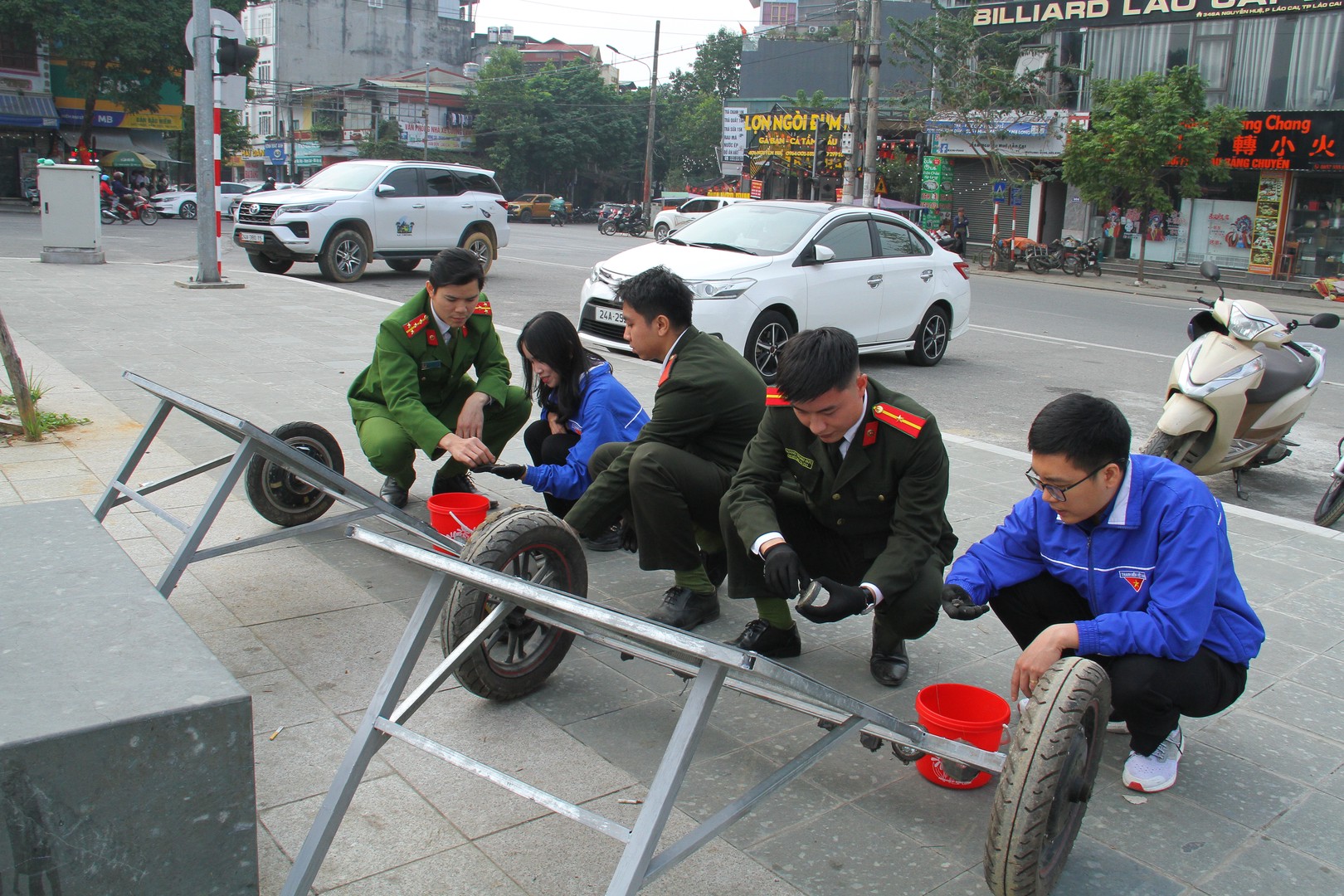 Sau 2 tiếng hút đinh trên tuyến đường Minh Khai và Nguyễn Huệ có nhiều đinh và các dị vật kim loại được thi gom lại.JPG