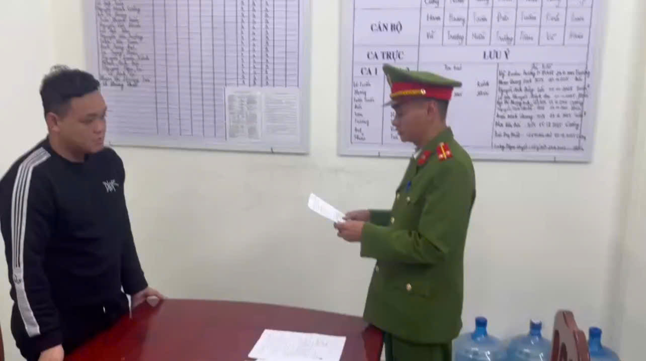 ảnh 1 Công an phường Vũ Phúc đọc các QĐ đối với Phạm Công Năng.jpg