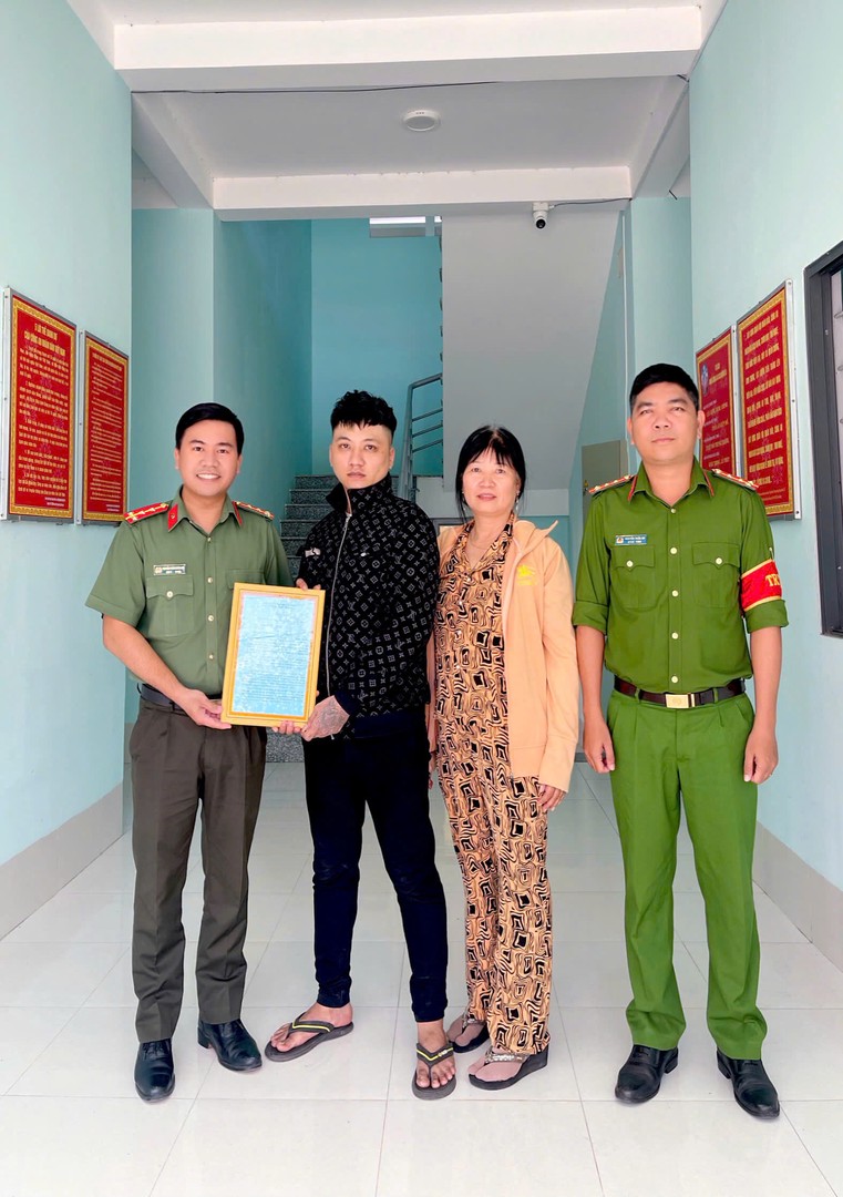 23.12 Công an xã Cầu Khởi nhận thư cảm ơn từ người dân.jpg