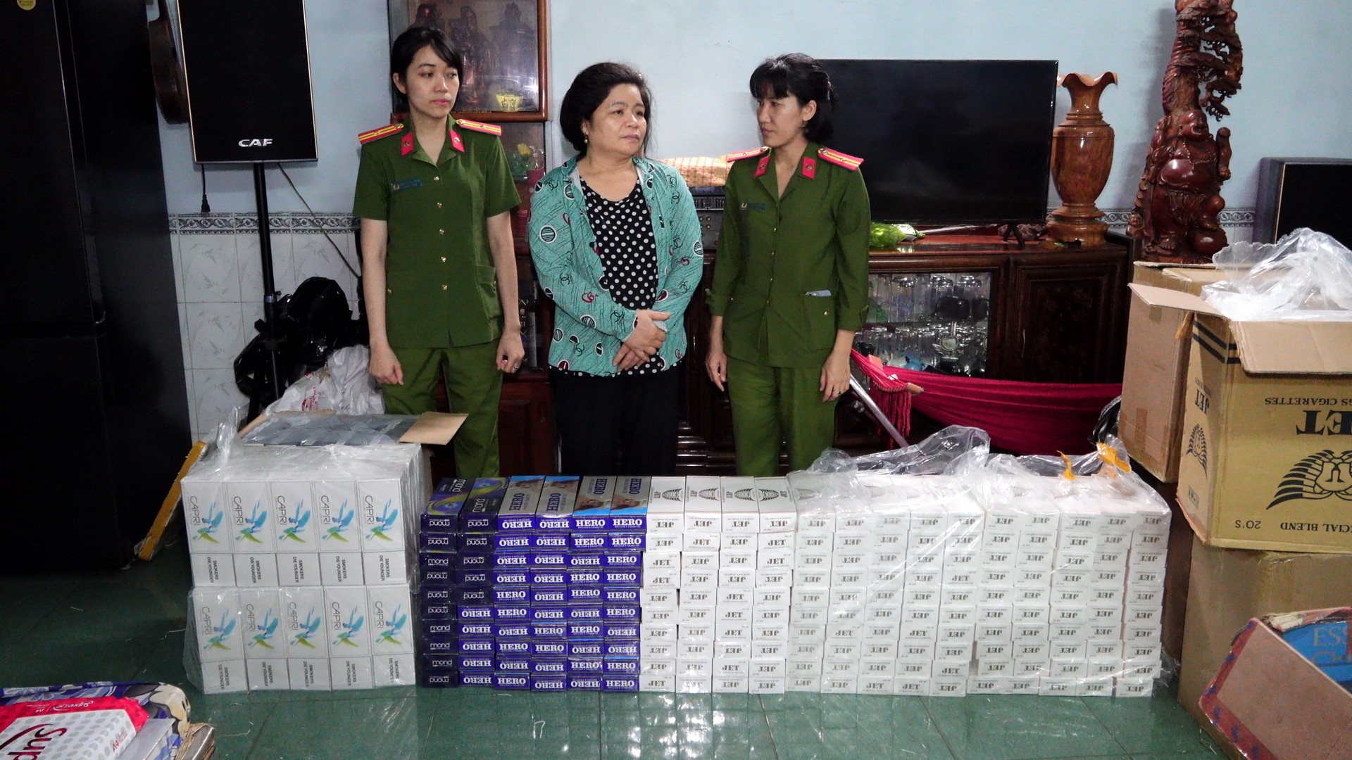 Đối tượng Nguyễn Thị Bạch Liên (đứng giữa) cùng với tang vật.jpg