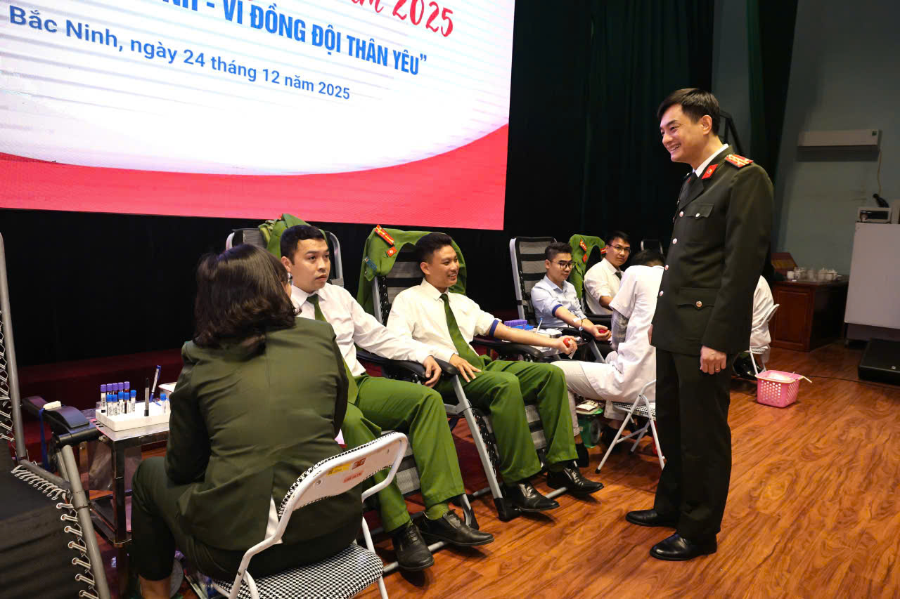 Đại tá Đỗ Đức Trịnh - Phó Giám đốc Công an tỉnh động viên cán bộ, chiến sĩ tham gia hiến máu.jpg