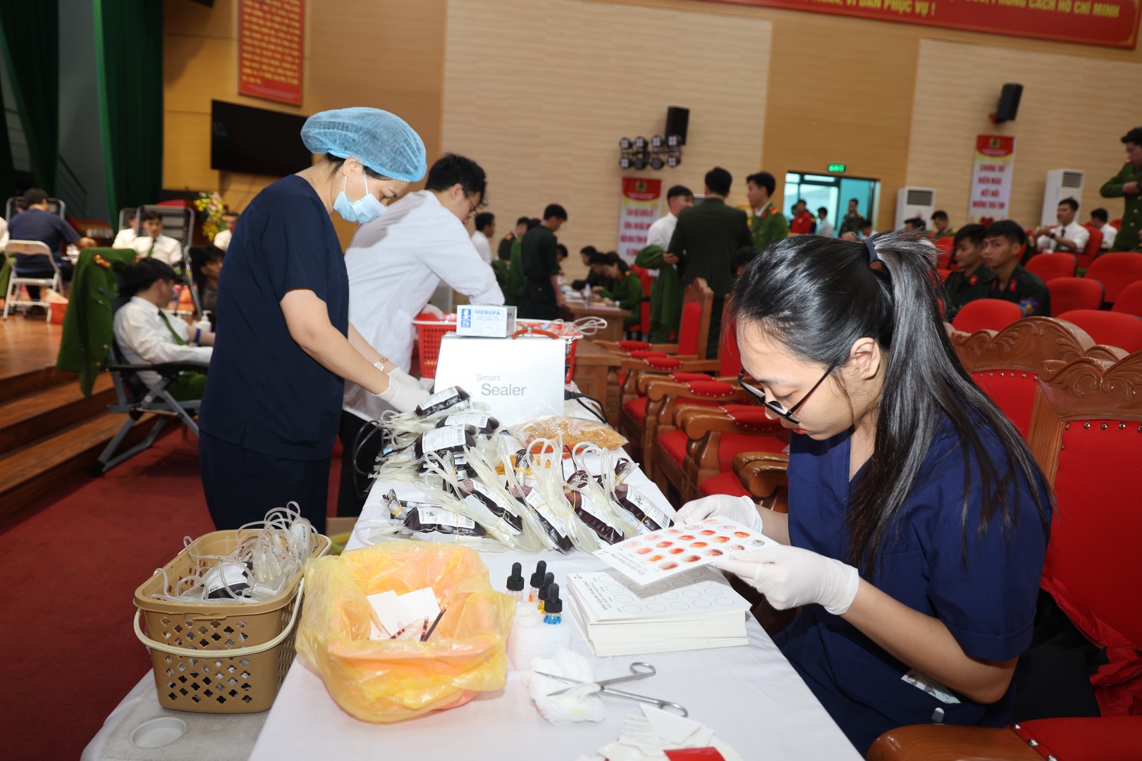 Các bác sĩ thu nhận các đơn vị máu.JPG