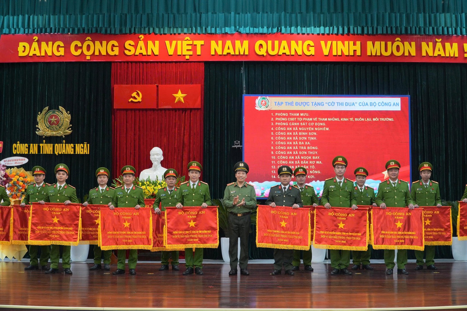 thứ trưởng trao cờ.jpg