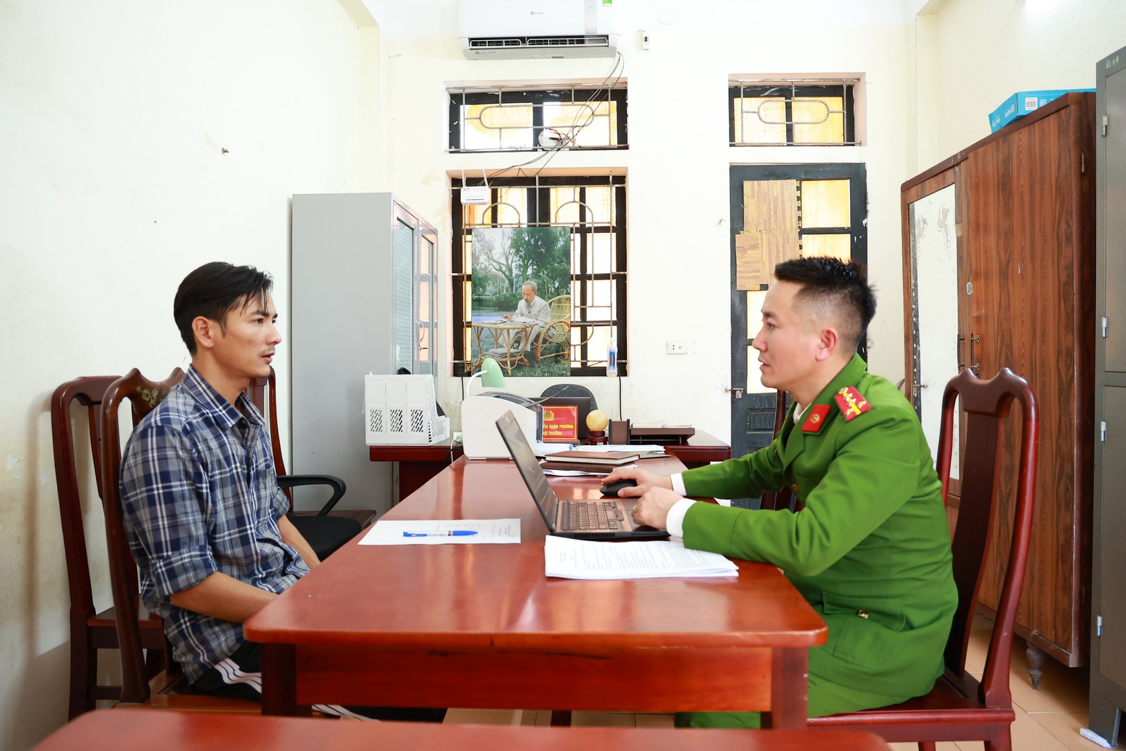 Lực lượng Công an tiến hành lấy lời khai đối tượng Doãn Văn Hoài.JPG