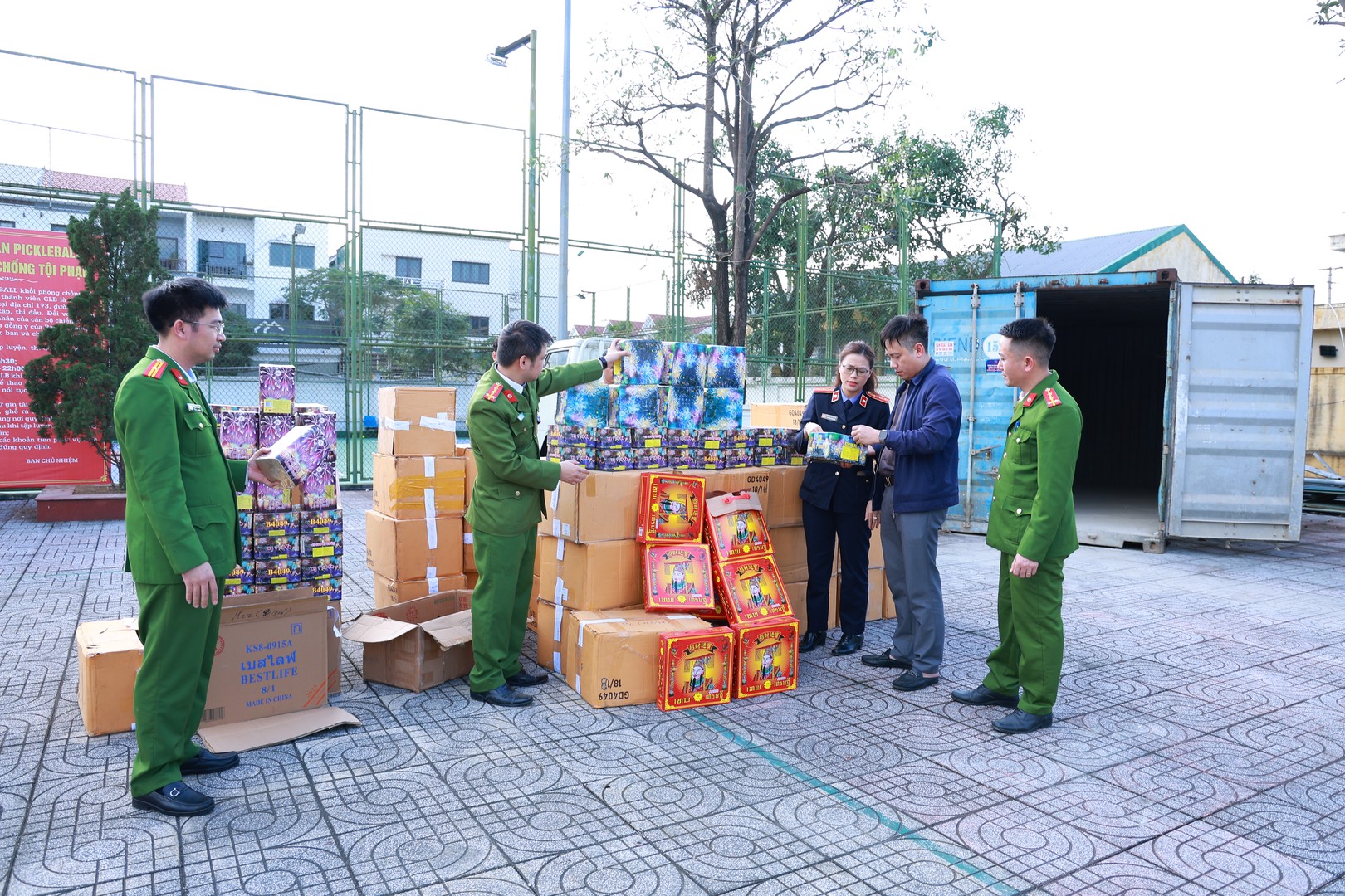 Lực lượng Công an  kiểm số pháo thu được từ các đối tượng.JPG