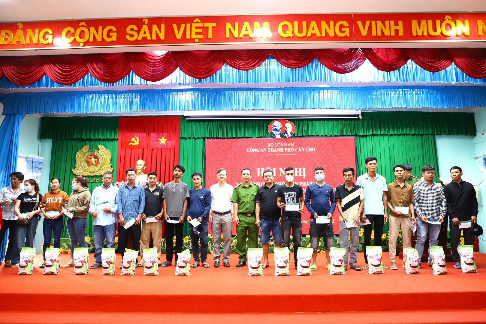 Chinh quyen dia phuong trao qua.JPG