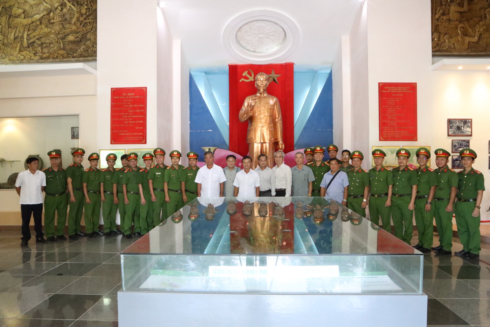 Đơn vị tổ chức về nguồn tại  Ban an ninh Trung ương cục miền Nam.JPG