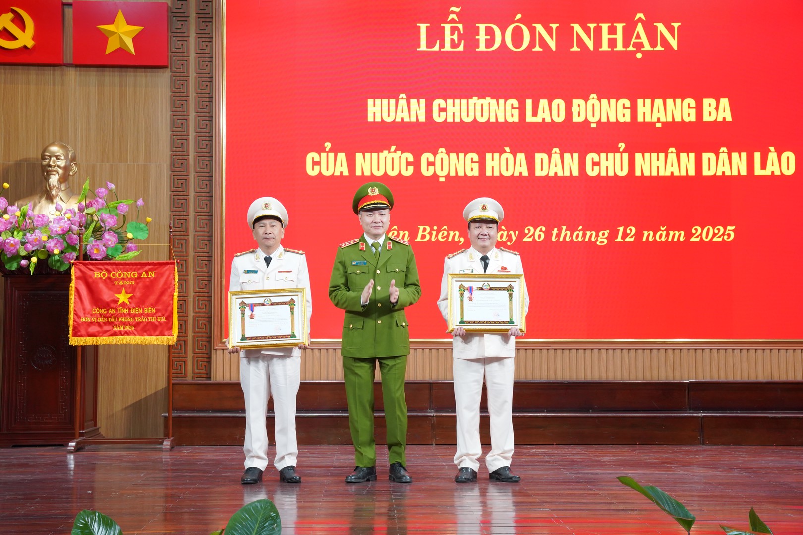 Thượng tướng Nguyễn Ngọc Lâm, Thứ trưởng Bộ Công an trao Huân chương lao động hạng 3 của Chủ tịch nước CHDCND Lào cho 02 cá nhân thuộc Công an Tỉnh Điện Biên.JPG