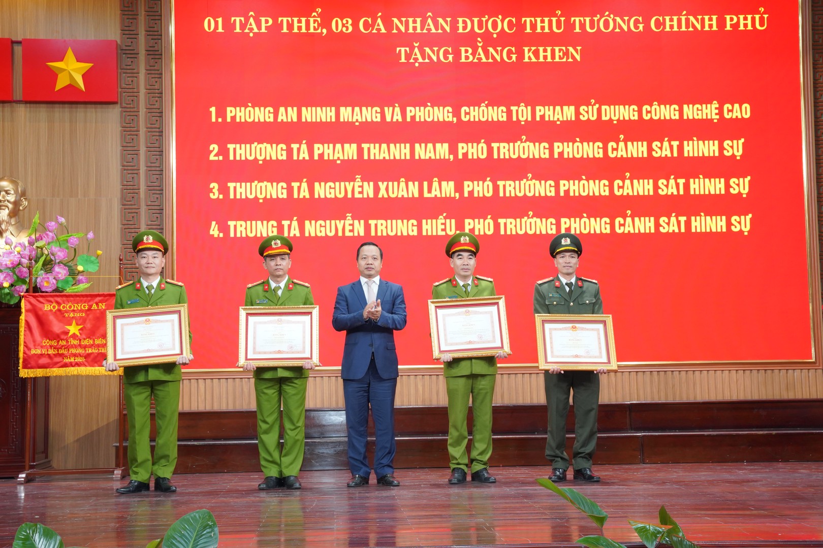 Đồng chí Trần Tiến Dũng, Bí thư Tỉnh ủy trao Bằng khem của Thủ tướng Chính phủ cho 01 tập thể, 03 cá nhân.JPG