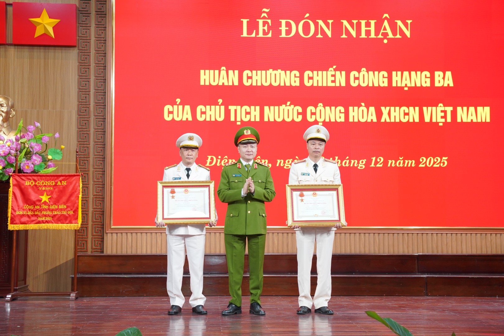 Thượng tướng Nguyễn Ngọc Lâm, Thứ trưởng Bộ Công an trao Huân chương Chiến công hạng 3 của Chủ tịch nước CHXHCN Việt Nam cho 02 cá nhân thuộc Công an Tỉnh Điện Biên.JPG