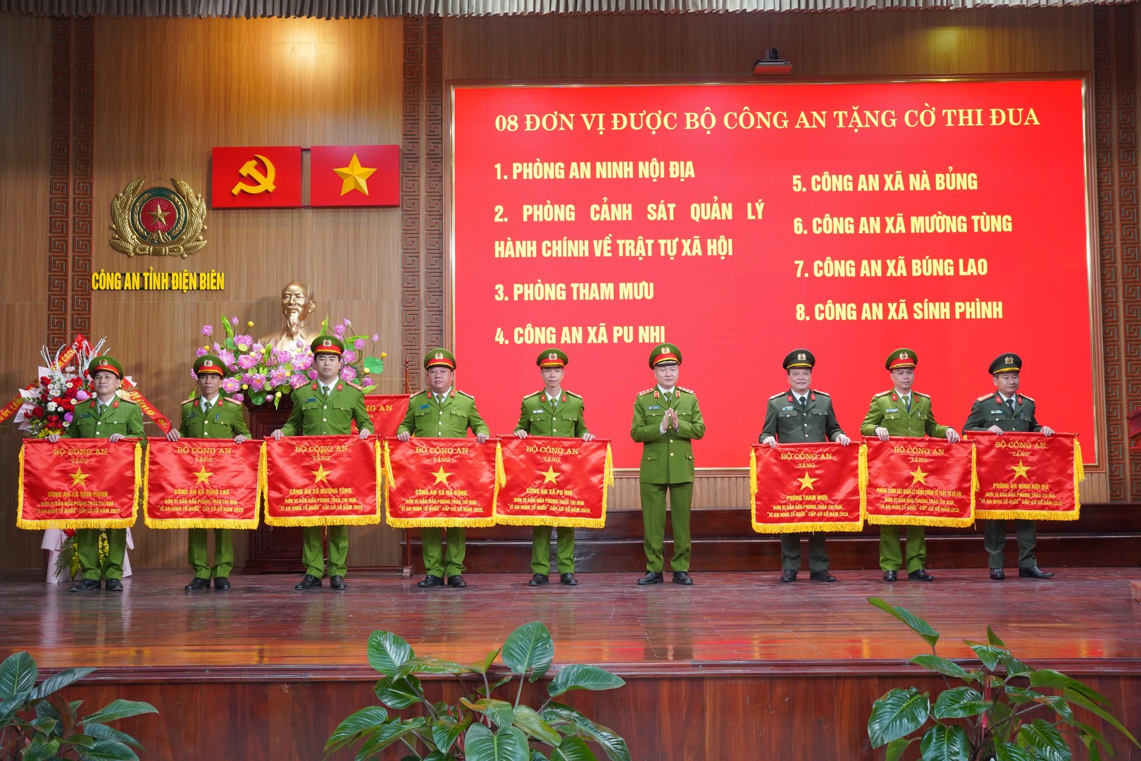 Thượng tướng Nguyễn Ngọc Lâm, Thứ trưởng Bộ Công an trao Cờ thi đua xuất sắc cảu Bộ Công an cho 8 tập thể.JPG