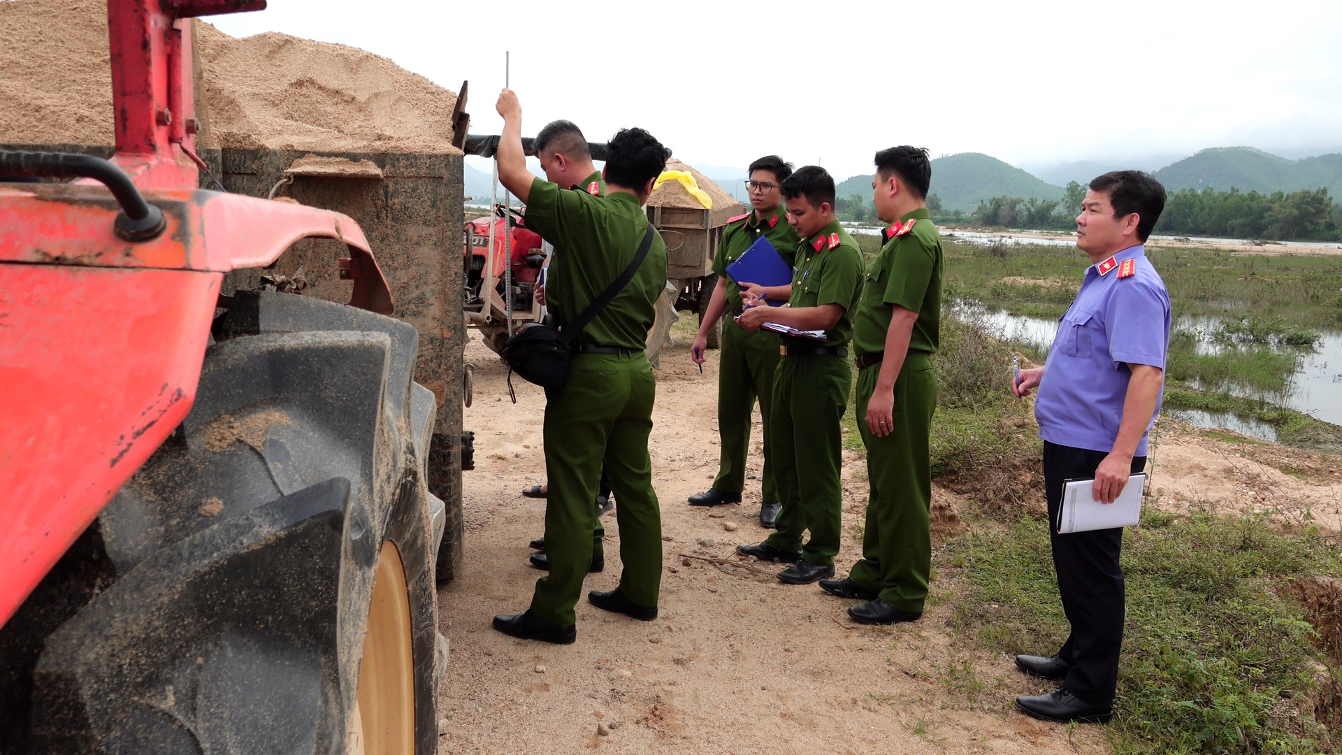 Các cơ quan chức năng tiến hành khám nghiệm hiện trường phục vụ quá trình điều tra, xử lý theo pháp luật.jpg