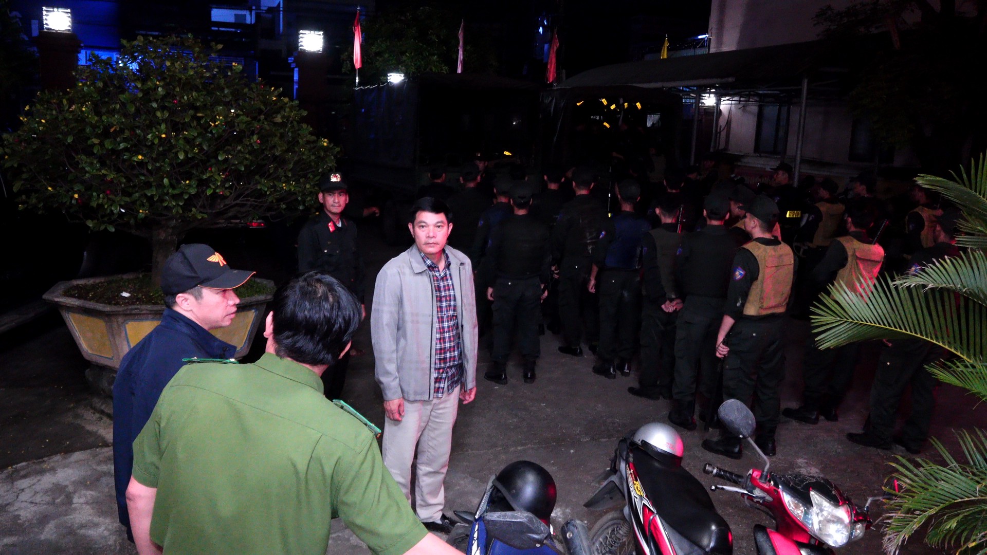 Đại tá Nguyễn Ngọc Sơn - Phó giám đốc Công an tỉnh (người đứng giữa) chỉ đạo các lực lượng xuất quân phá án.jpg