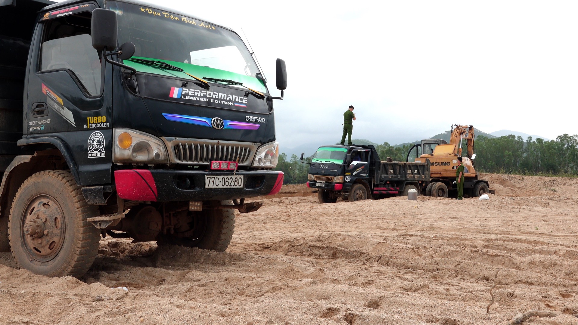 Rất nhiều phương tiện cơ giới được các đối tượng sử dụng để khai thác cát trái phép.jpg