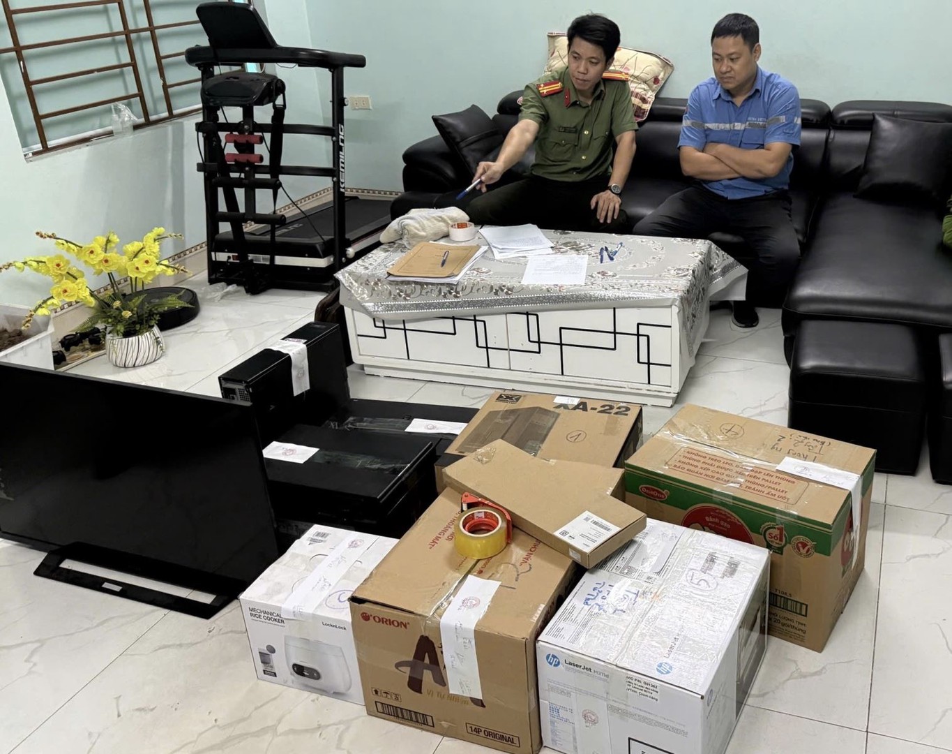 Co quan Cong an tien hanh kham xet thu giu vat chung.jpg