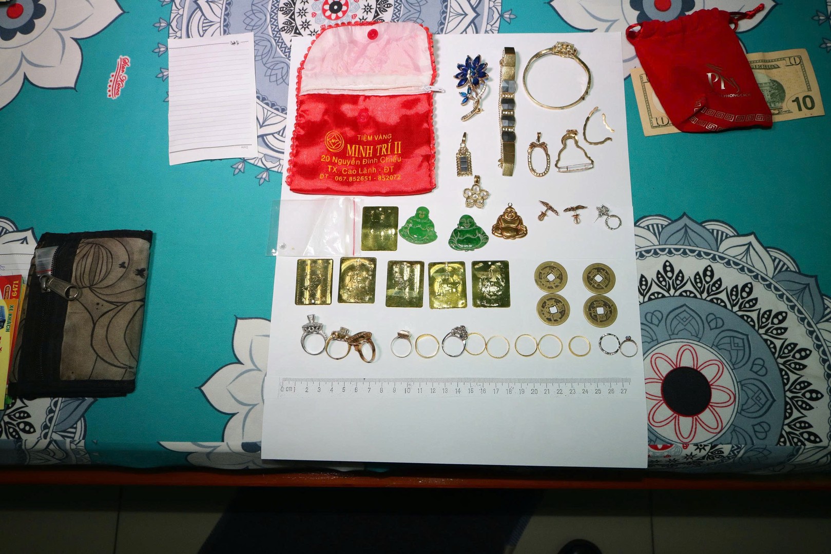 Số trang sức Mai trộm thu được tại phòng trọ. Ảnh Phước Thanh.jpg