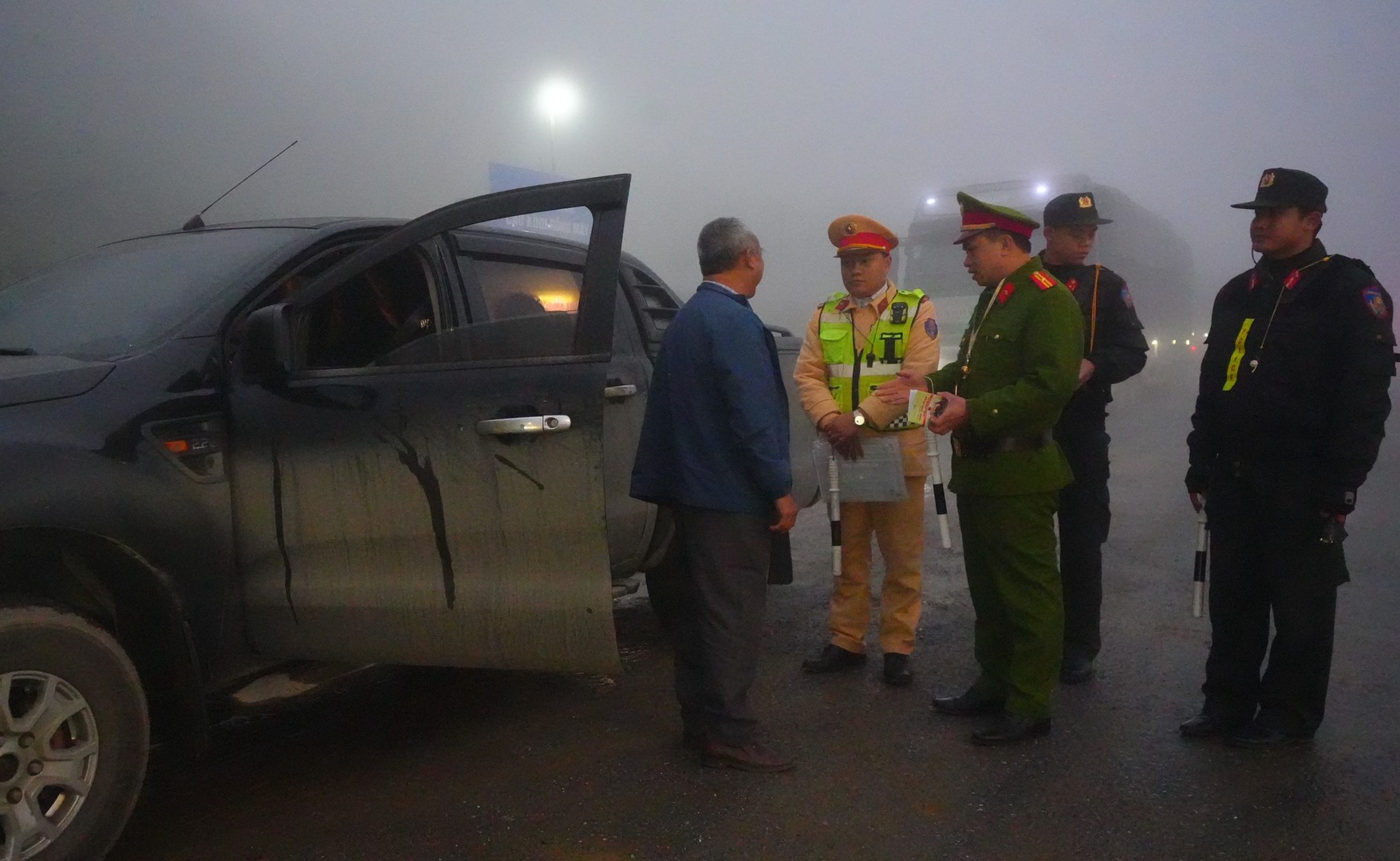 Ảnh 2, Lực lượng chức năng phát tờ rơi tuyên tuyền cho các lái xe (2).jpg