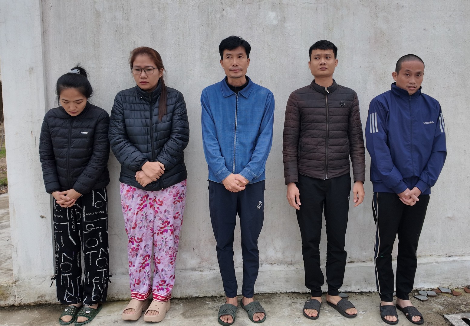 5 đối tượng trong đường dây buôn bán thuốc lá giả Bùi Thị Búp, Lương Trần Thùy Trang, Nguyễn Hải Chiều, Lãnh Văn Long, Nguyễn Đức Thọ.JPG