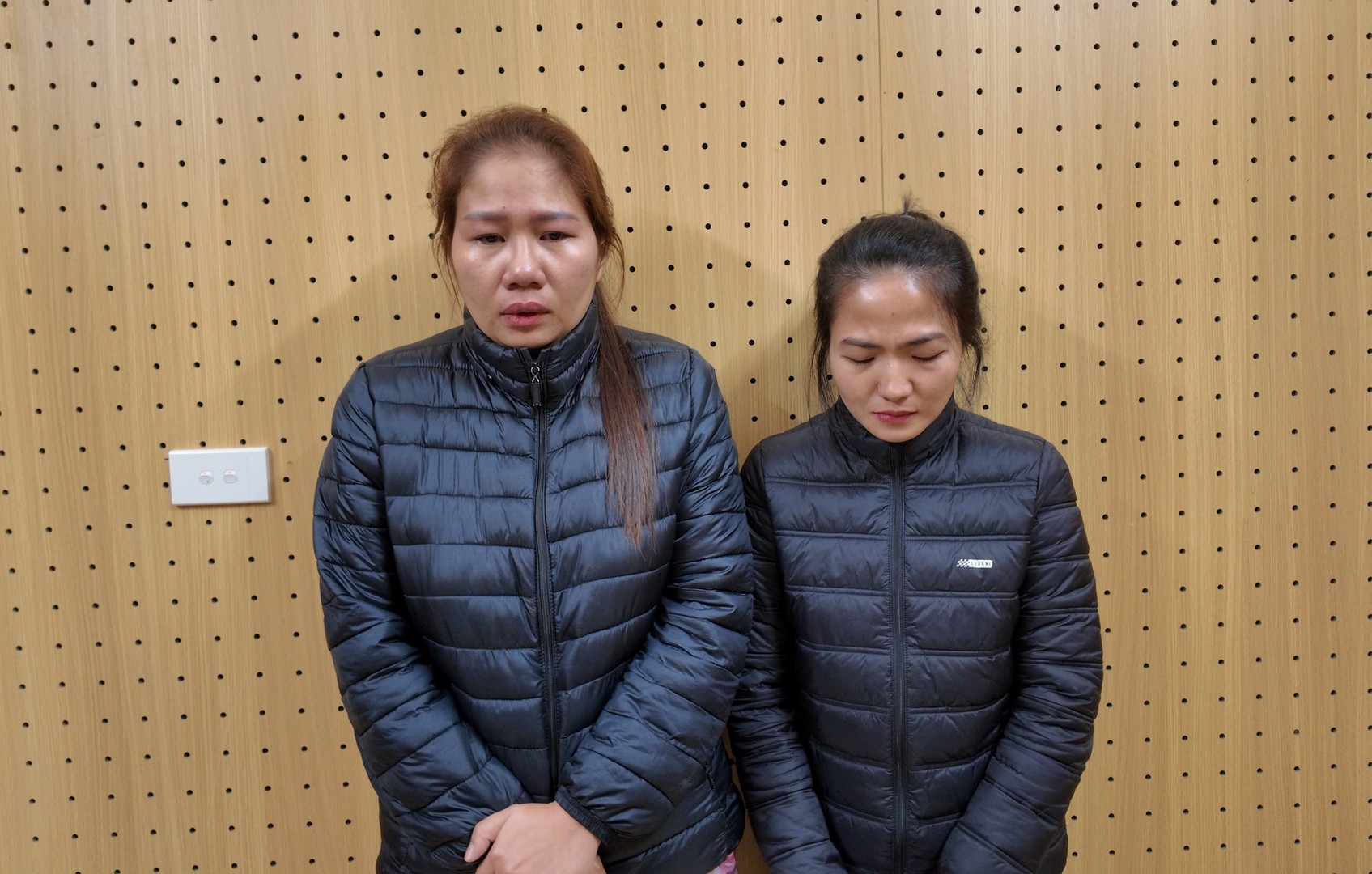 Lương Trần Thùy Trang (bên trái) và Bùi Thị Búp là 2 đối tượng chủ chốt, nhập thuốc lá giả từ Campuchia về.JPG