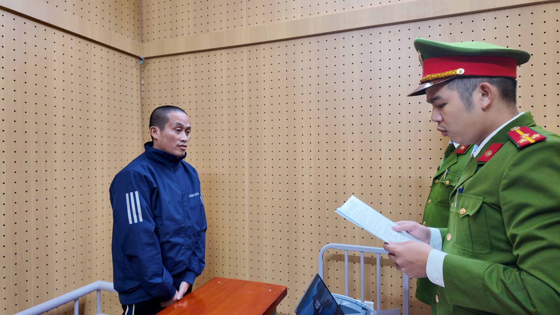 Cơ quan CSĐT Tống đạt Quyết định khởi tố bị can đối với Nguyễn Đức Thọ.JPG