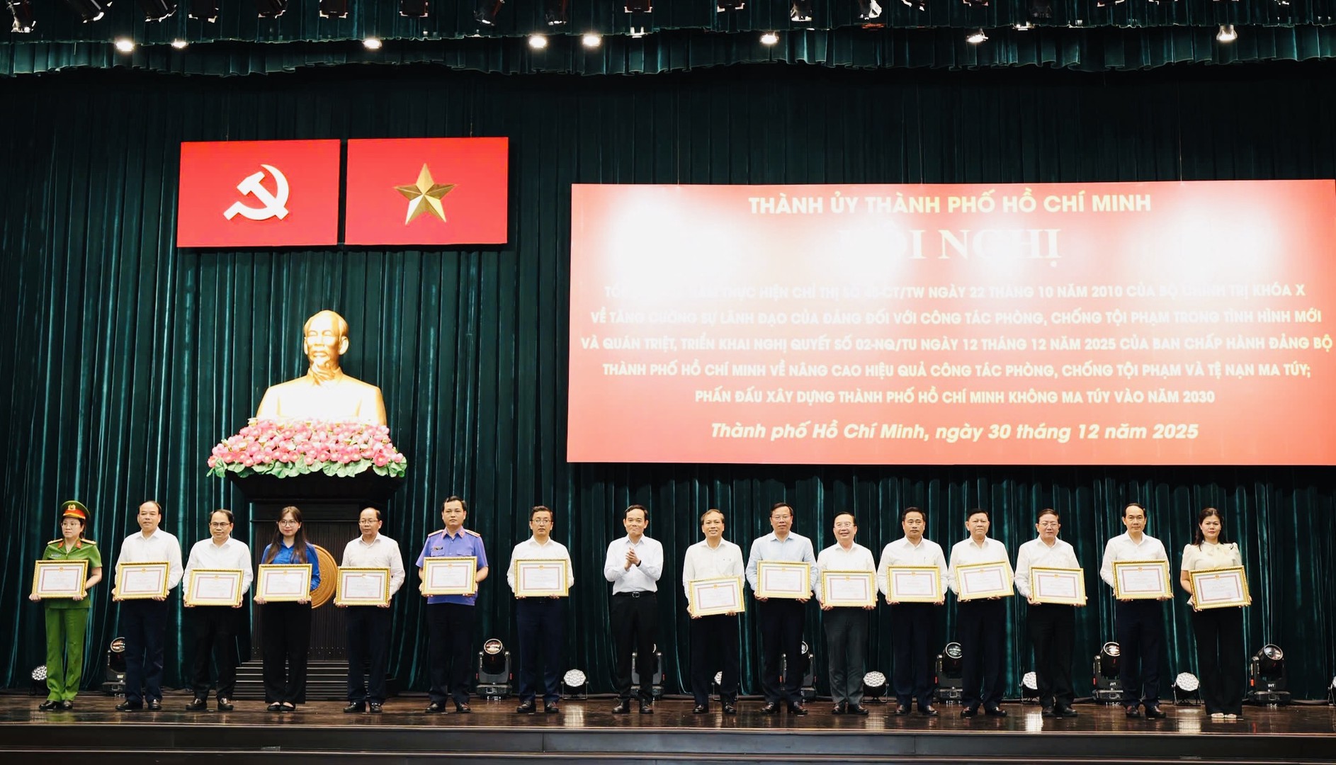 Ảnh 5 - Các tập thể cá nhân được khen thưởng tại Hội nghị.jpg