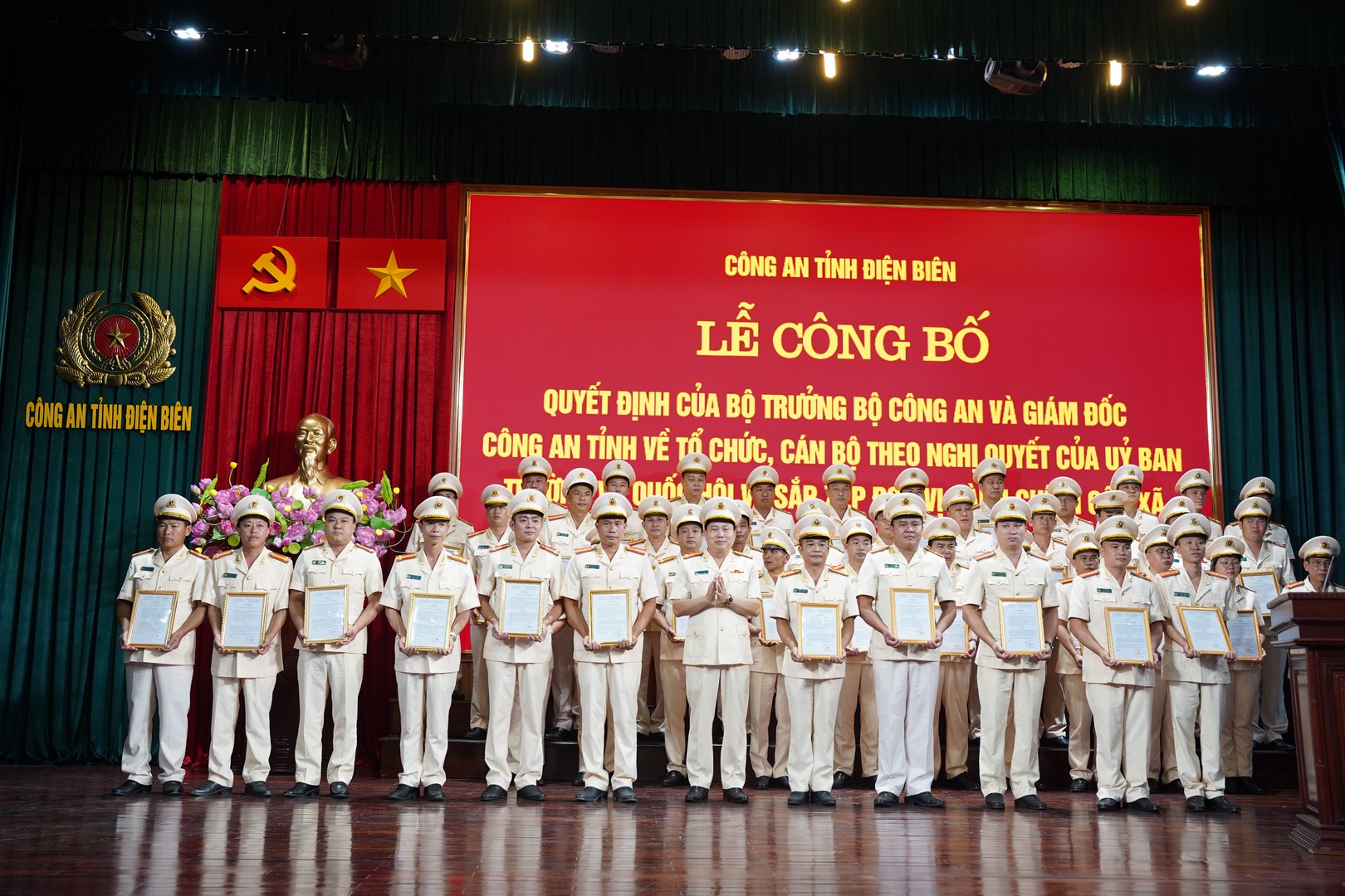 Bài 1_Đại tá Vũ Văn Đấu, Giám đốc Công an tỉnh trao QĐ bổ sung nhiệm vụ 45 trưởng công an cấp xã_Thu Trang.JPG