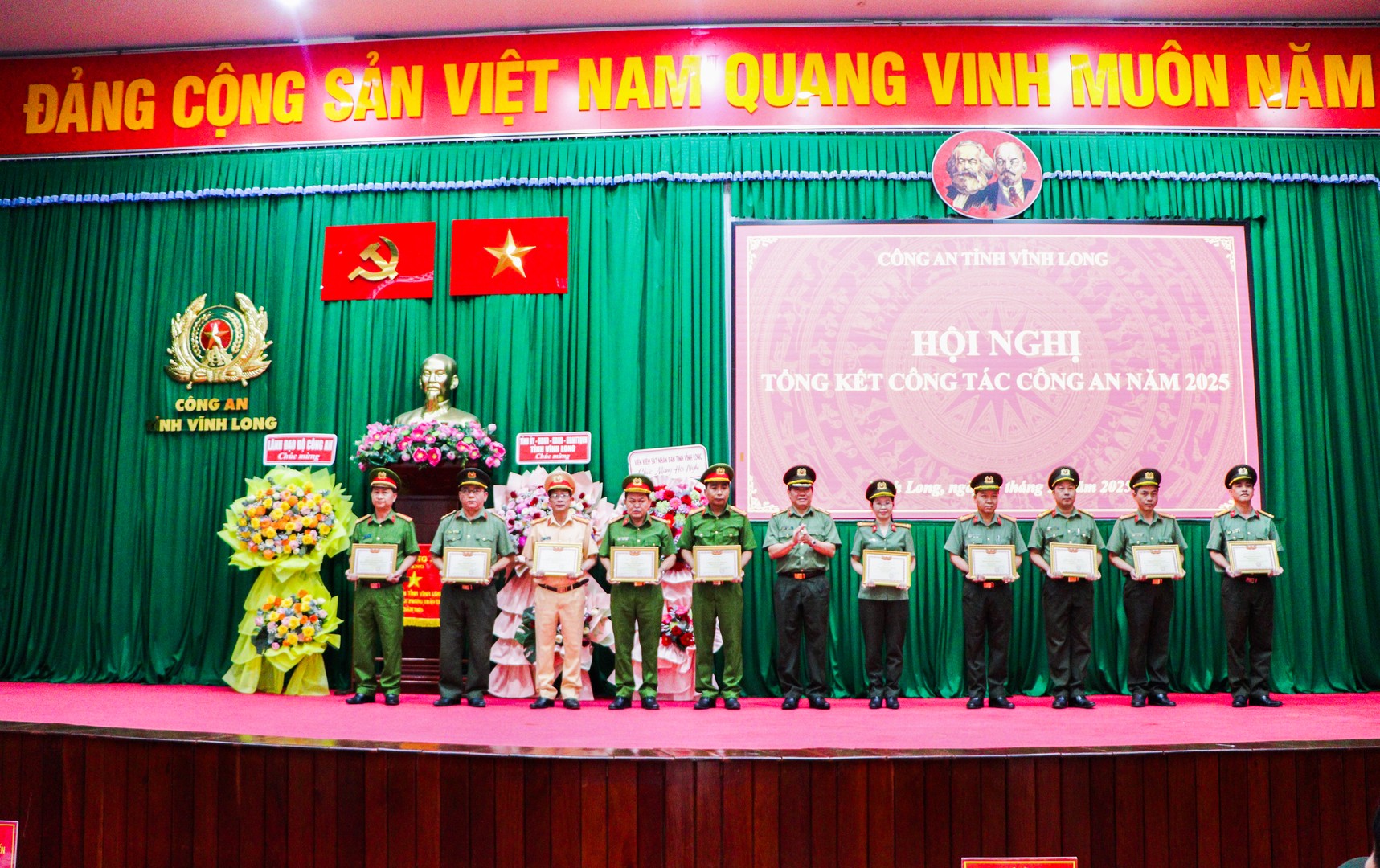 Thiếu tướng Nguyễn Thanh Hải - Giám đốc Công an tỉnh tặng danh hiệu Đơn vị quyết thắng cho các tập thể.jpg