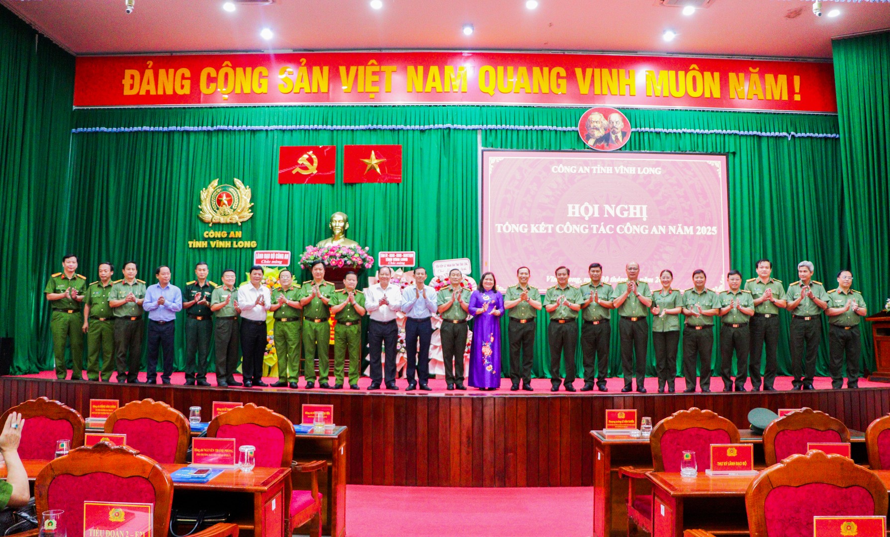 Đại biểu chụp ảnh lưu niệm sau HN.jpg