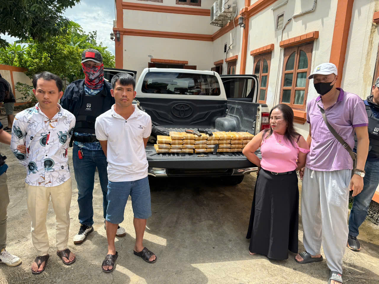 Bài 2_03 tượng cùng tang vật 31 bánh heroin_Thu Trang.jpg