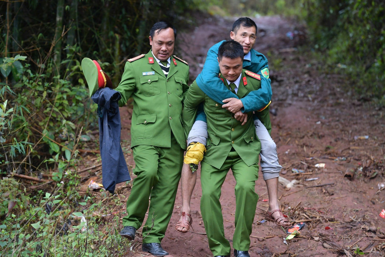 bài 2_Công an xã Sín Thu đáp ứng thời điểm người đưa thiết bị cấp đi tình yêu_Thu Trang.jpg