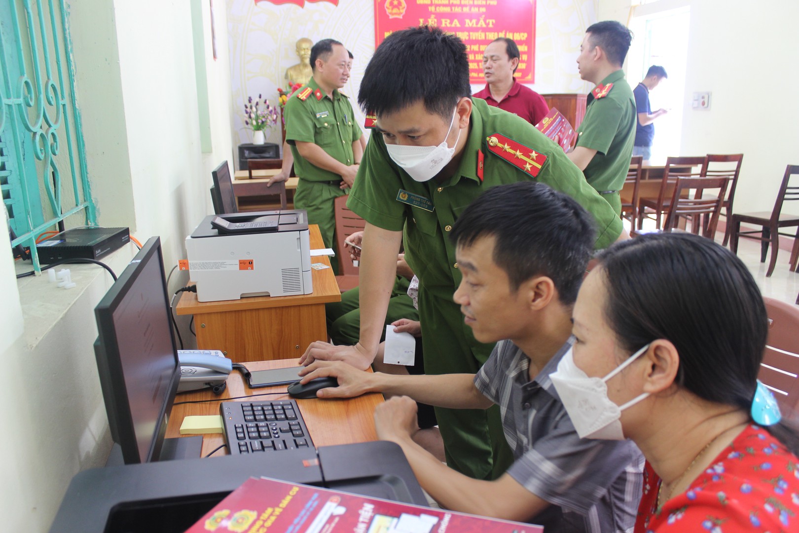 Bài 2_Công an phường Điện Biên Phủ tuyên truyền, hướng dẫn sử dụng Dịch vụ công truyeecj tuyến trên Cổng dịch vụ công quốc gia_Thu Trang..JPG