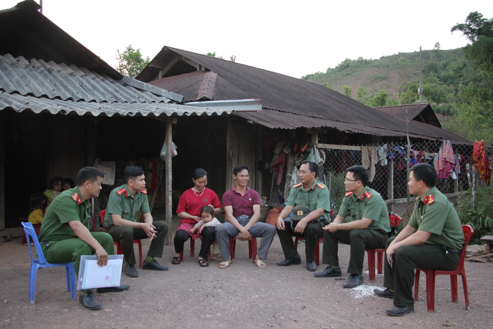 Bài 2_PA02 vận động nhân dân vùng theo đạo chấp hành chủ tài khoản cảu Đảng, pháp luật Nhà nước_Thu Trang.JPG