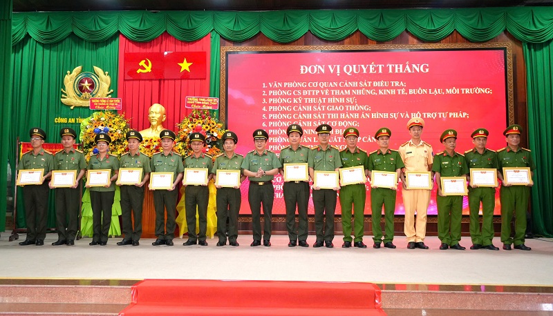 Giám đốc Công an tỉnh trao danh hiệu Đơn vị quyết thắng cho các tập thể. Ảnh Trọng Tín.jpg