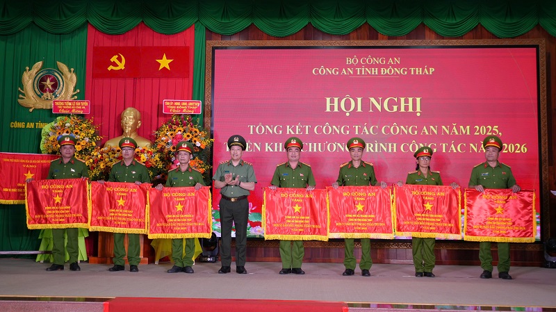 Thượng tướng Lê Văn Tuyến, Thứ trưởng Bộ Công an trao Cờ thi đua của Bộ Công an cho các tập thể (1).jpg