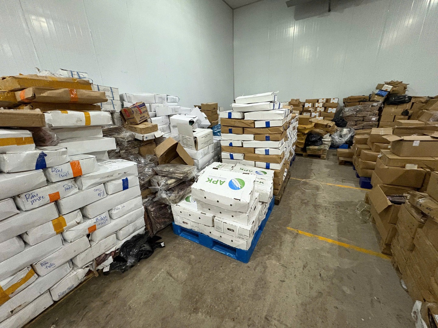 12.sản phẩm trong kho.jpg