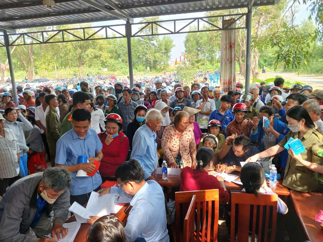 Điểm nhận quà tại xã Khánh An.jpg