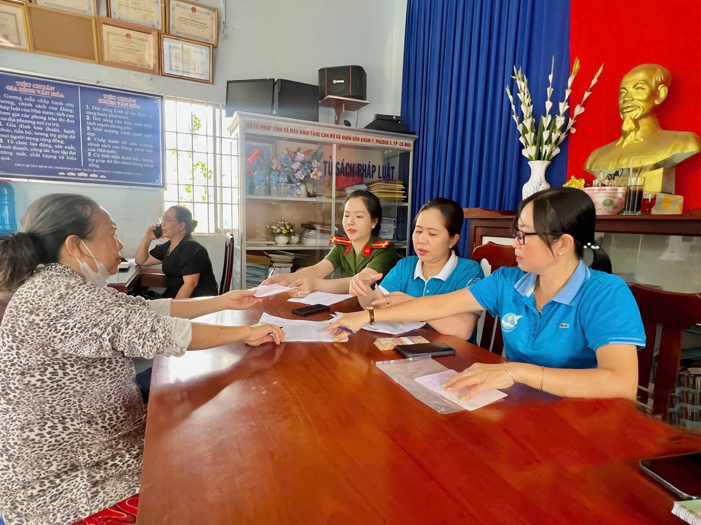 Điểm nhận quà tại phường Tân Thành.jpg