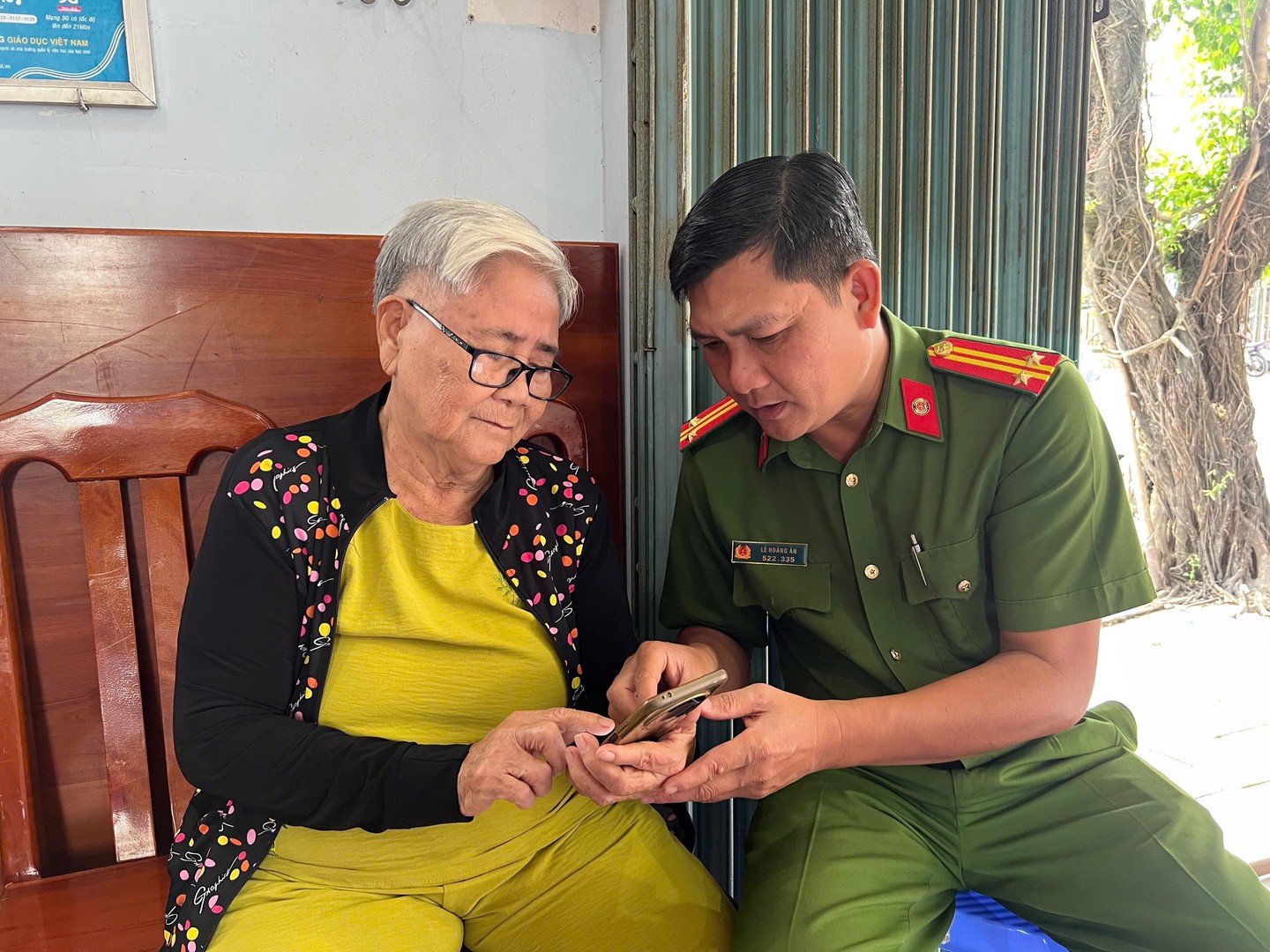 Công an phường Tân Thành hướng dẫn người dân mở tài khoản an sinh xã hội trên ứng dụng VNeID.jpg