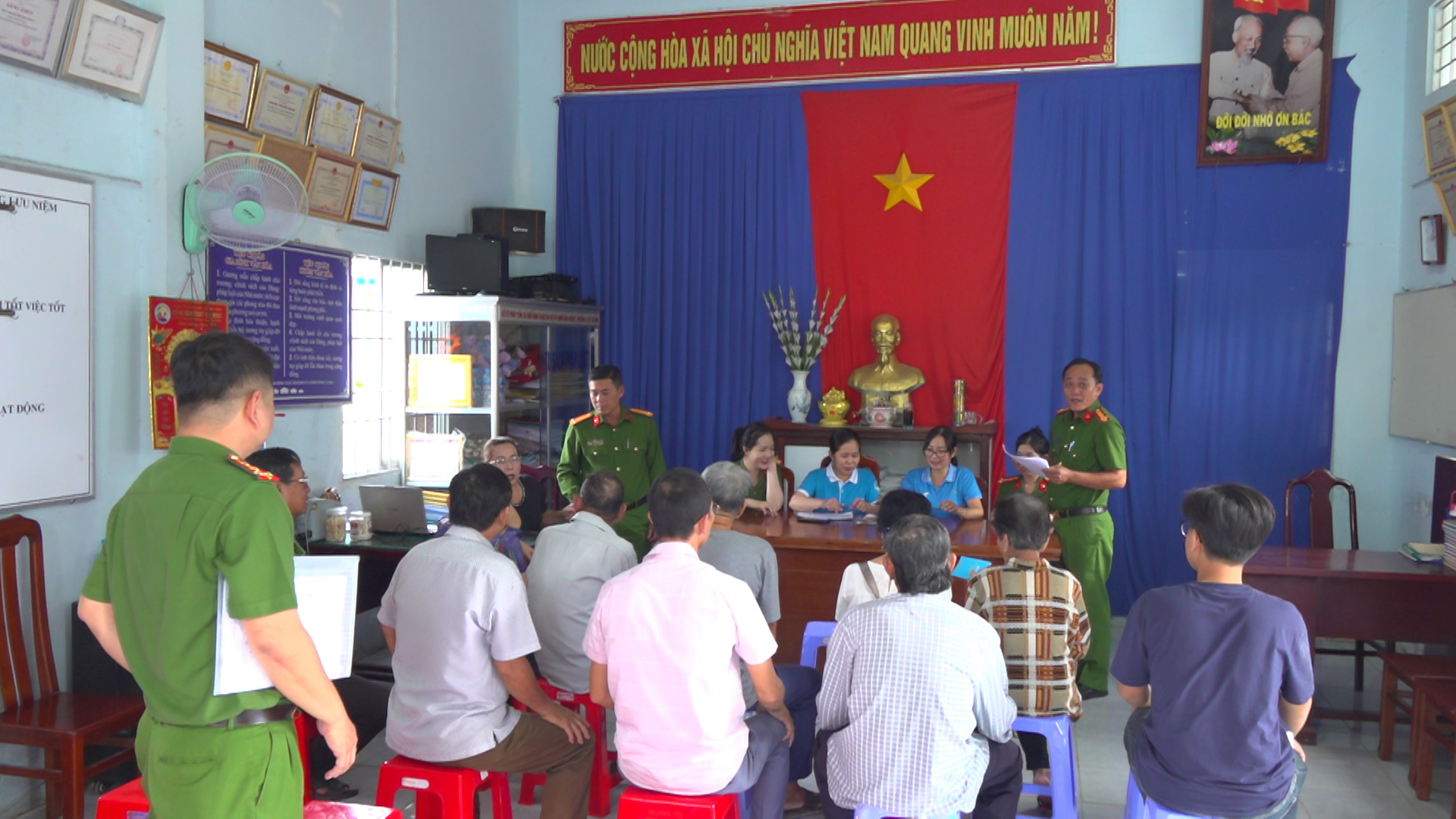 Lực lượng Cảnh sát quản lý hành chính và trật tự xã hội hợp nhất Công an phường Tân Thành nhanh soát, đối chiếu thông tin và bảo đảm an ninh trật tự cho người dân đến nhận quà.jpg