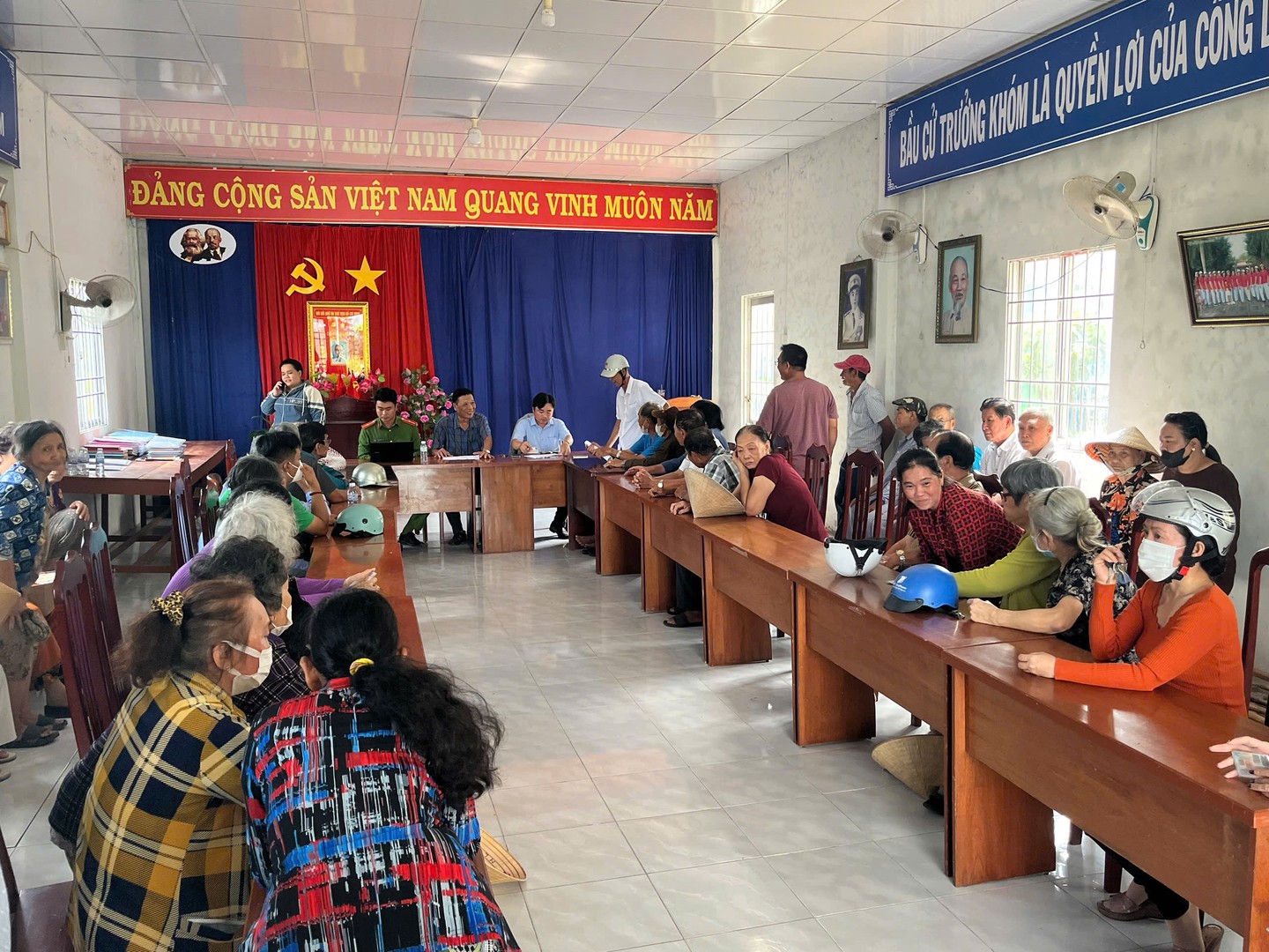 Điểm nhận quà tại Phường Láng Tròn.jpg