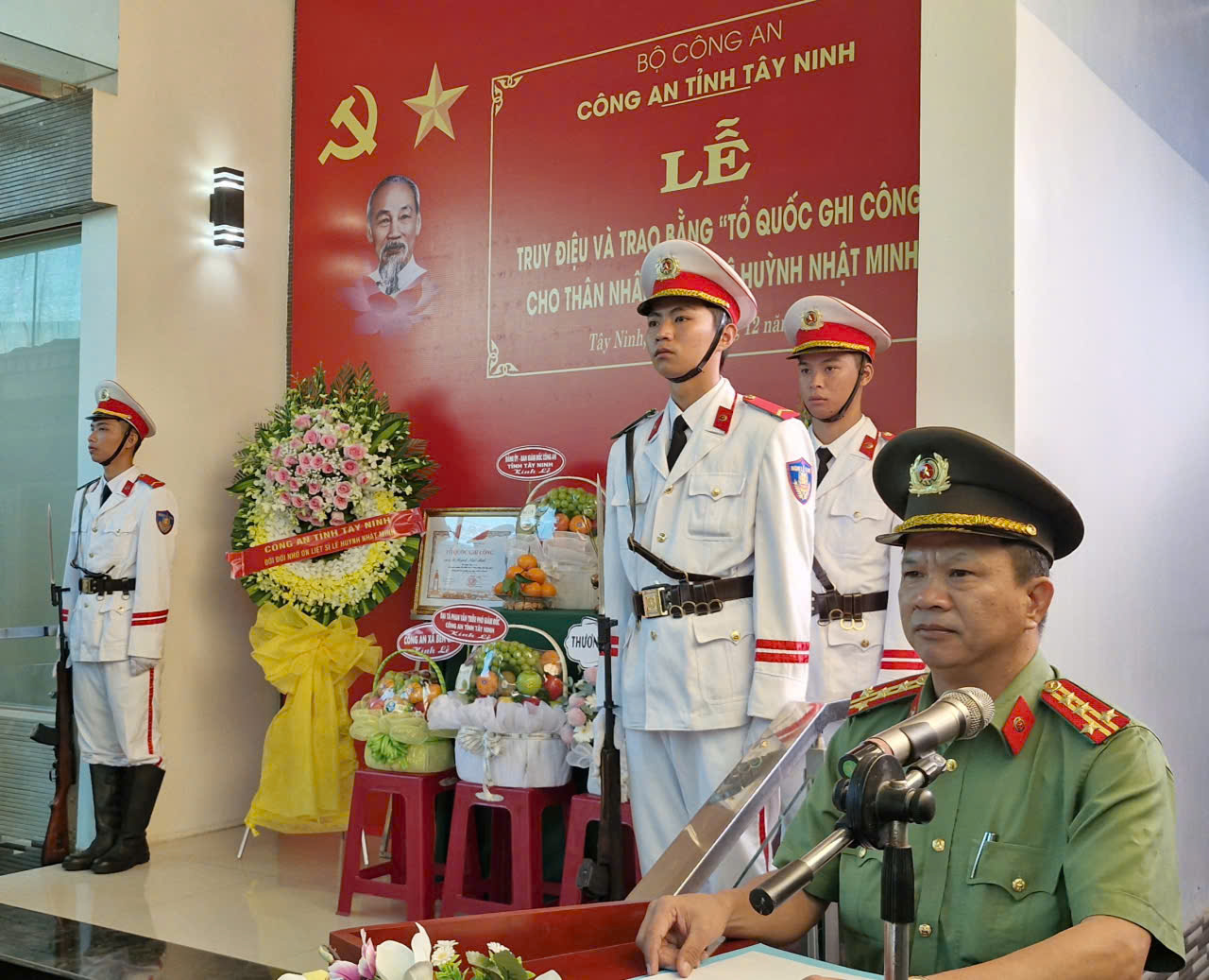 Đại tá Phan Văn Triều phát biểu tại buổi Lễ Truy điệu và trao bằng Tổ quốc ghi công.jpg