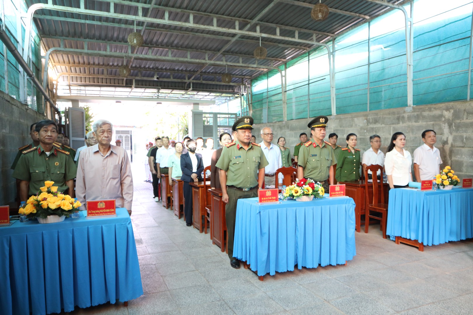 Các đại biểu dự lễ Truy điệu và trao bằng Tổ quốc ghi công.JPG