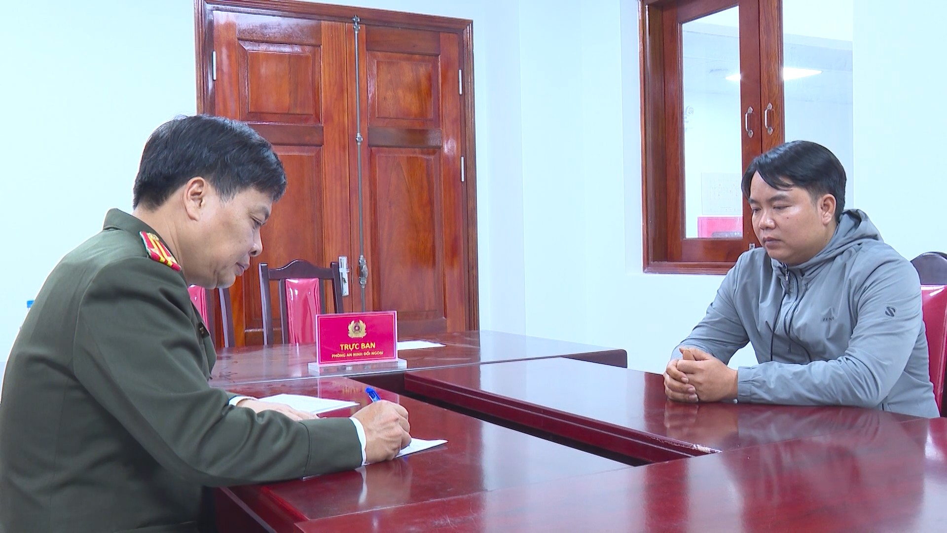 Cơ quan công an lấy lời khai đối tượng Lưu Văn Tều.jpg