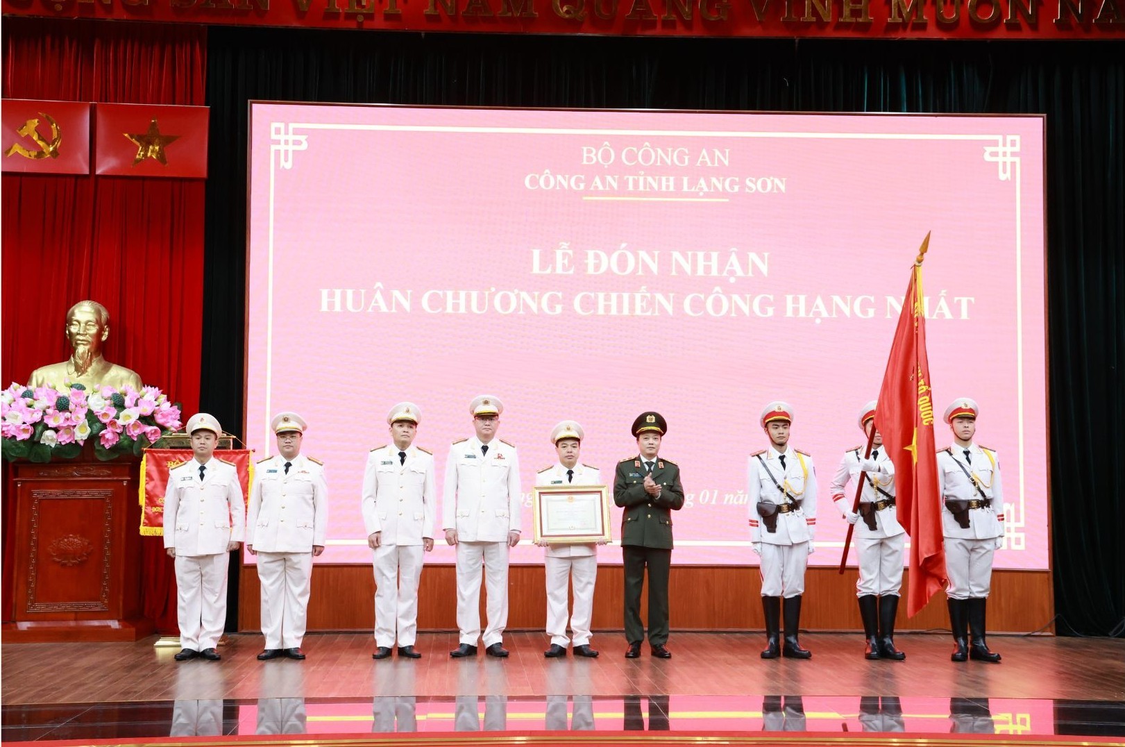 Thừa uỷ quyền của Chủ tịch nước, đồng chí Trung tướng Đặng Hồng Đức, Thứ trưởng Bộ Công an trao Huân chương Chiến công hạng Nhất cho 01 tập thể Phòng nghiệp vụ thuộc Công an tỉnh Lạng Sơn.jpg