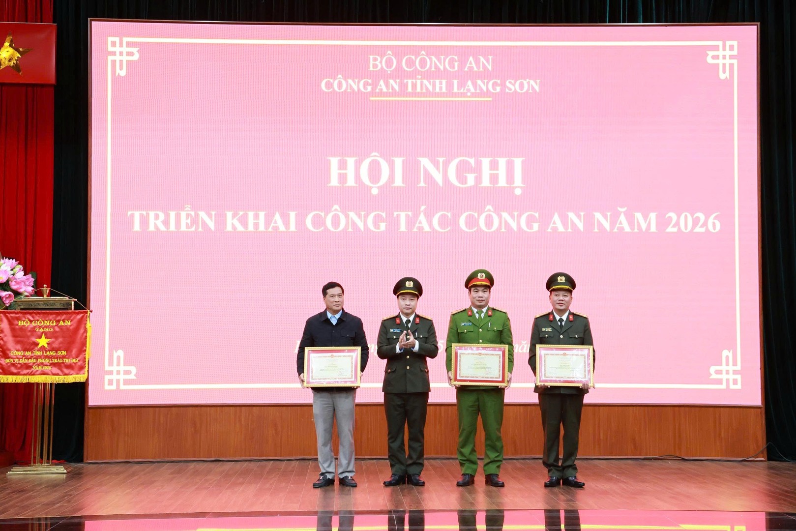 Đồng chí Thượng tá Vũ Thanh Tùng, Uỷ viên Ban Thường vụ Tỉnh uỷ, Bí thư Đảng uỷ, Giám đốc Công an tỉnh trao tặng Bằng khen của Bộ Công an cho các đồng chí lãnh đạo, nguyên lãnh đạo Công an tỉnh.jpg