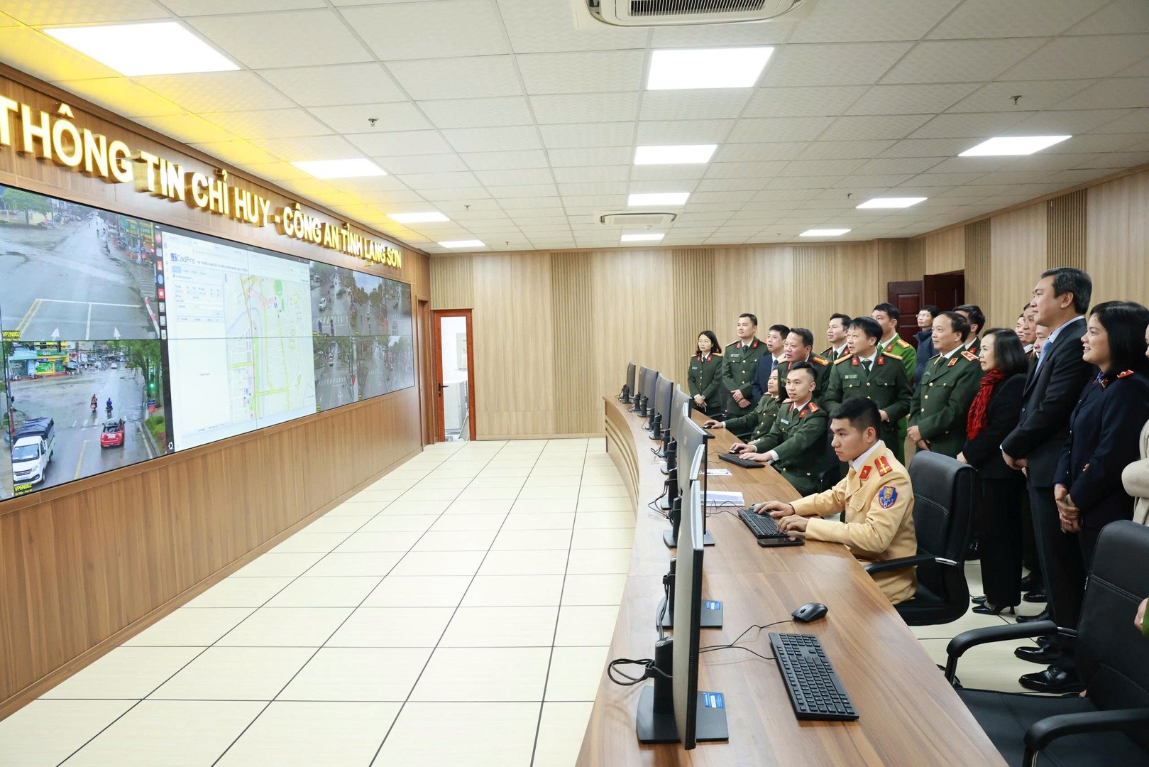 Các đồng chí lãnh đạo, đại biểu tham quan Trung tâm thông tin chỉ huy Công an tỉnh Lạng Sơn.jpg